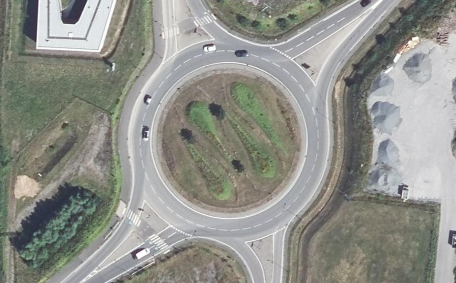 Vue aérienne du Rond-point anonyme n°449864478