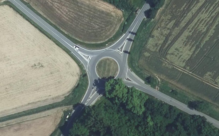 Vue aérienne du Rond-point anonyme n°45041864
