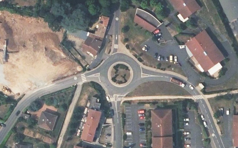 Vue aérienne du Rond-point anonyme n°45061779