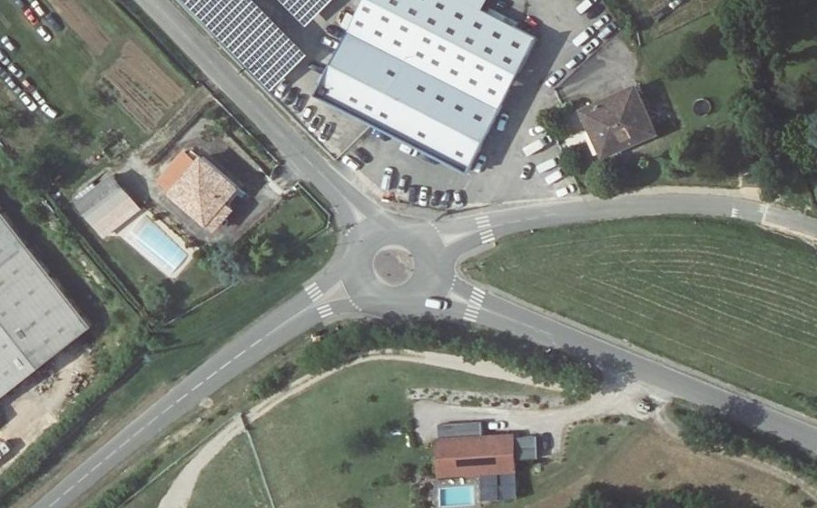Vue aérienne du Rond-point anonyme n°450623503