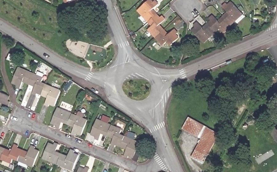 Vue aérienne du Rond-point anonyme n°45072920