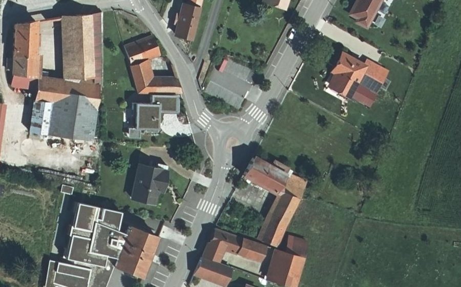 Vue aérienne du Rond-point anonyme n°450766026