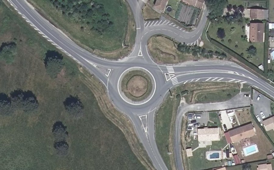 Vue aérienne du Rond-point anonyme n°450800780