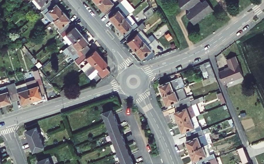 Vue aérienne du Rond-point anonyme n°450851034