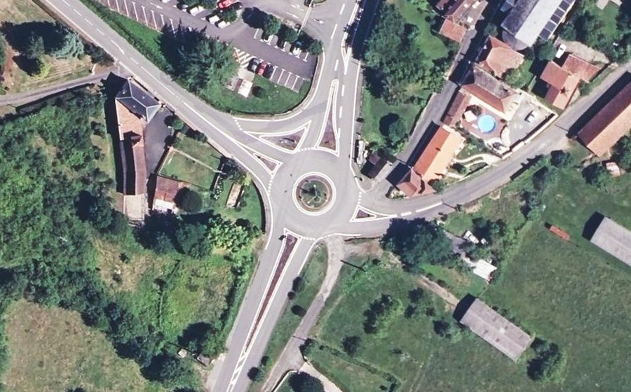 Vue aérienne du Rond-point anonyme n°45095802