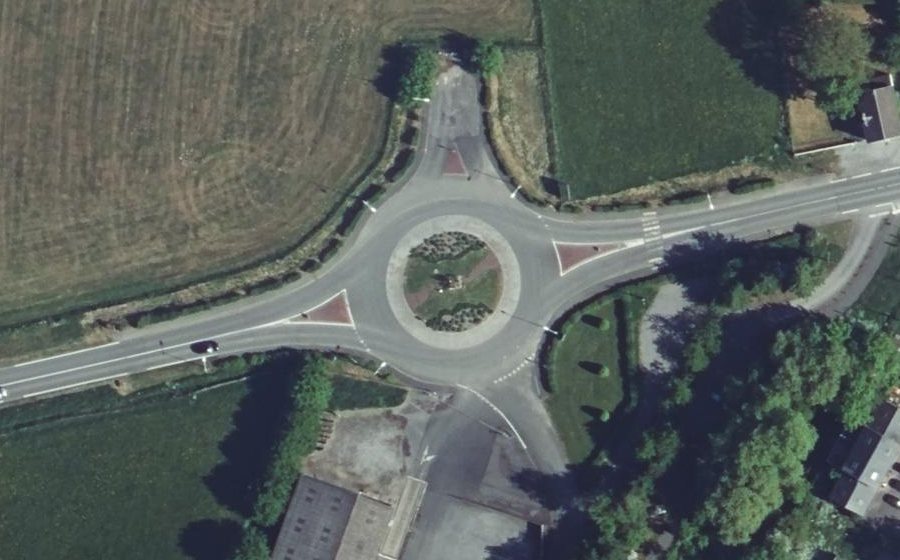 Vue aérienne du Rond-point anonyme n°451026877