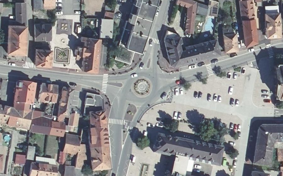 Vue aérienne du Rond-point anonyme n°45189692