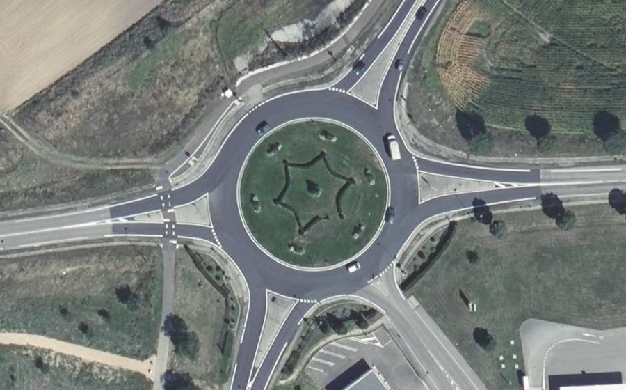 Vue aérienne du Rond-point anonyme n°45195666