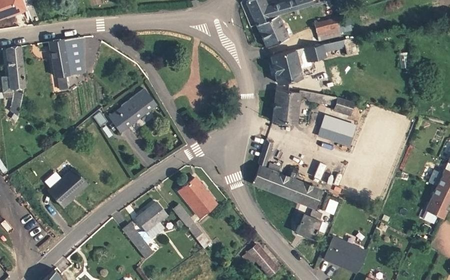 Vue aérienne du Rond-point anonyme n°452027501