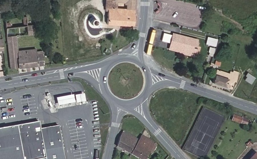 Vue aérienne du Rond-point anonyme n°45203735