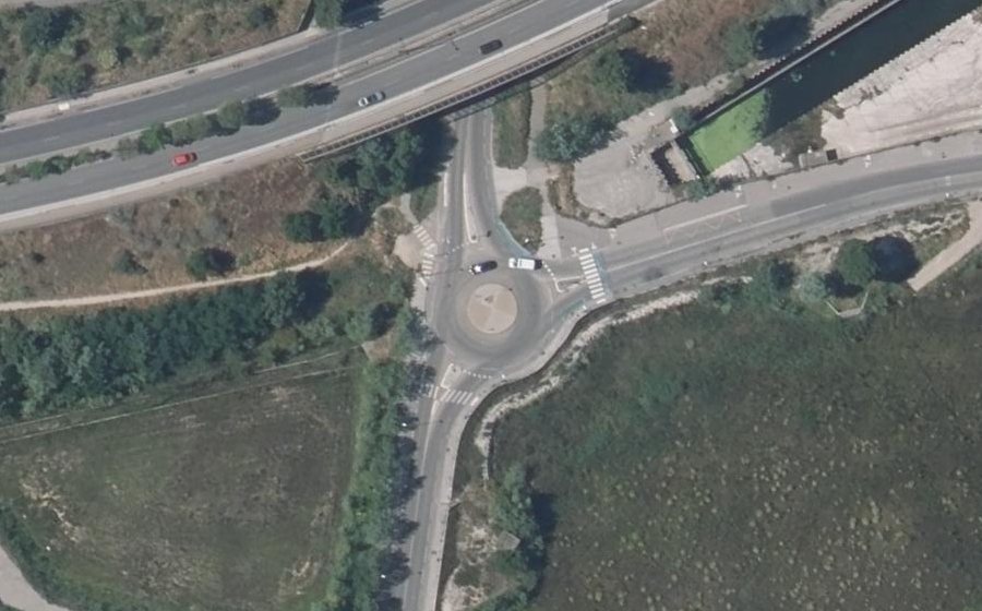 Vue aérienne du Rond-point anonyme n°452076889