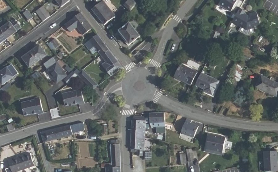 Vue aérienne du Rond-point anonyme n°452138097