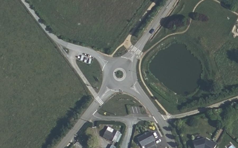 Vue aérienne du Rond-point anonyme n°452138674