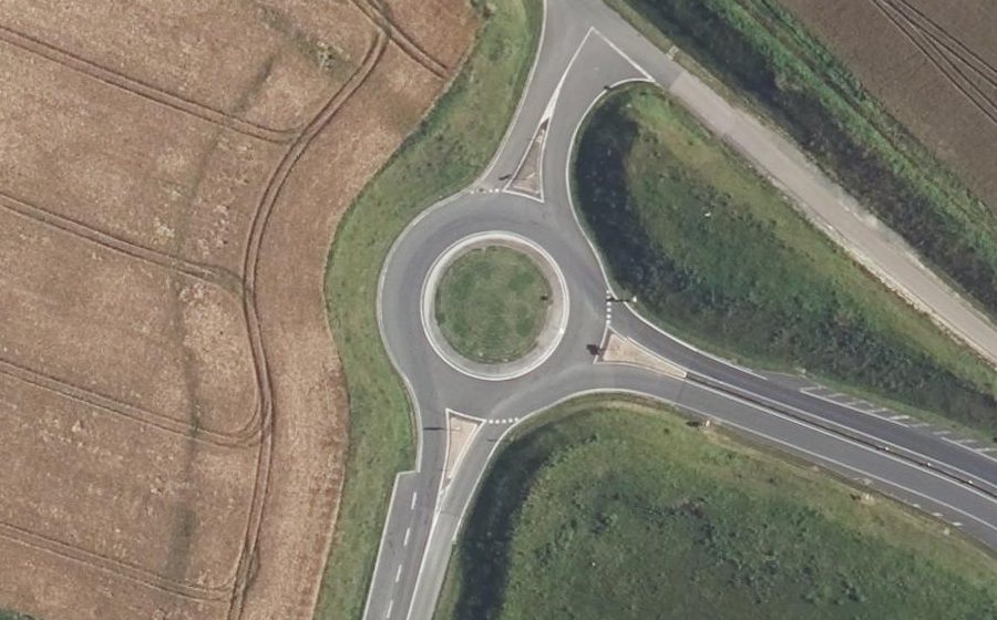 Vue aérienne du Rond-point anonyme n°452282580