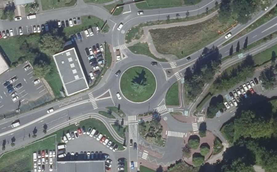 Vue aérienne du Rond-point anonyme n°45236845