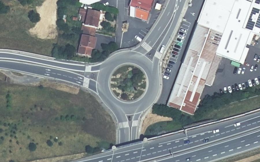 Vue aérienne du Rond-point anonyme n°45241620