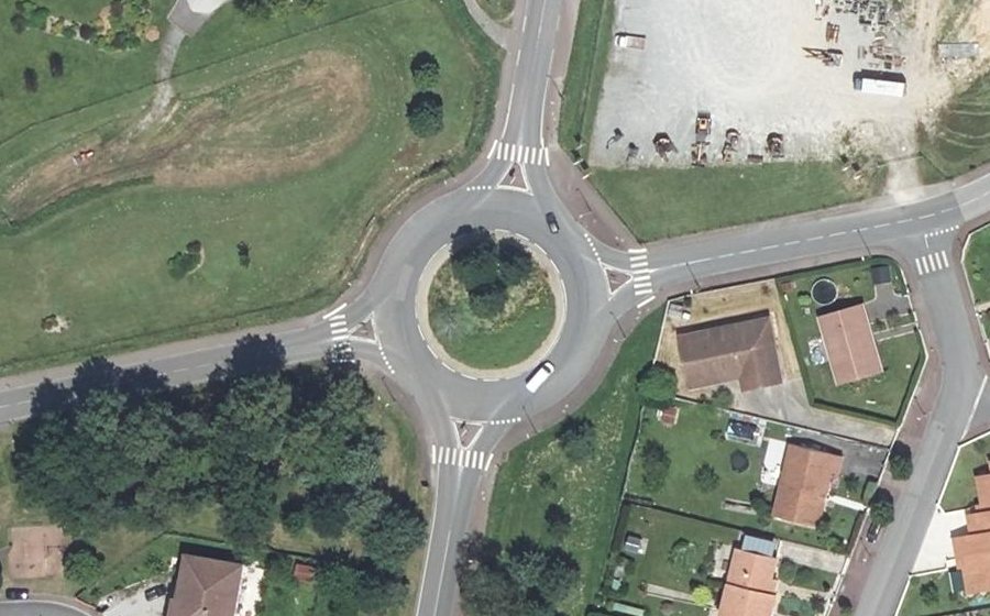 Vue aérienne du Rond-point anonyme n°45248127