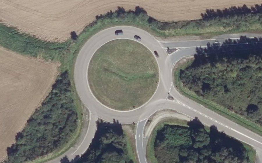 Vue aérienne du Rond-point anonyme n°452651981