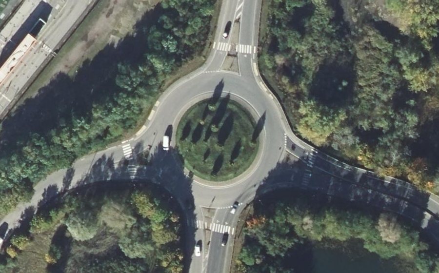 Vue aérienne du Rond-point anonyme n°452863002