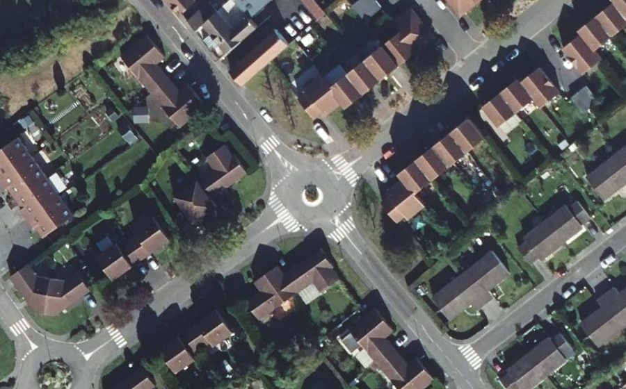 Vue aérienne du Rond-point anonyme n°452900759
