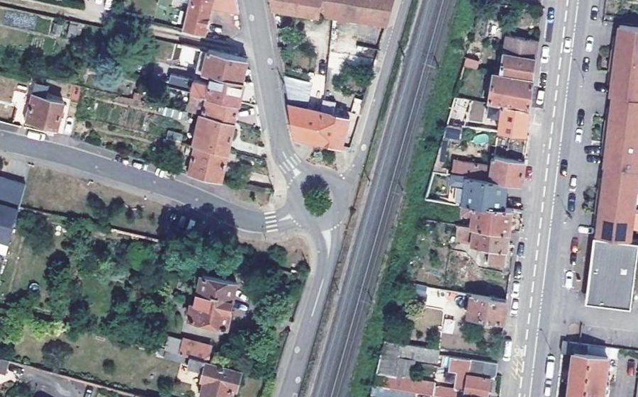 Vue aérienne du Rond-point anonyme n°452940267