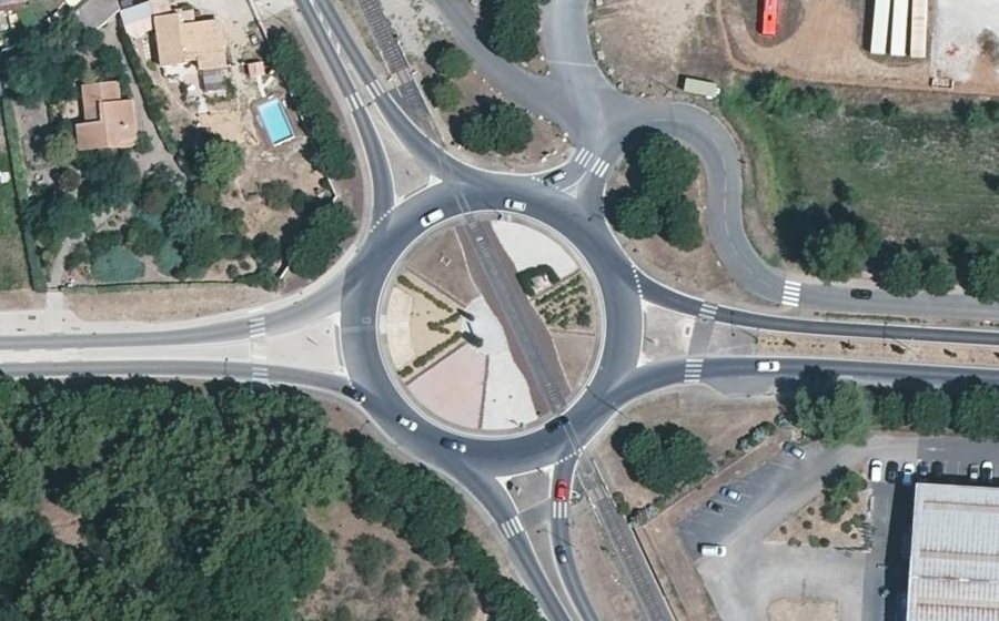 Vue aérienne du Rond-point anonyme n°45315502