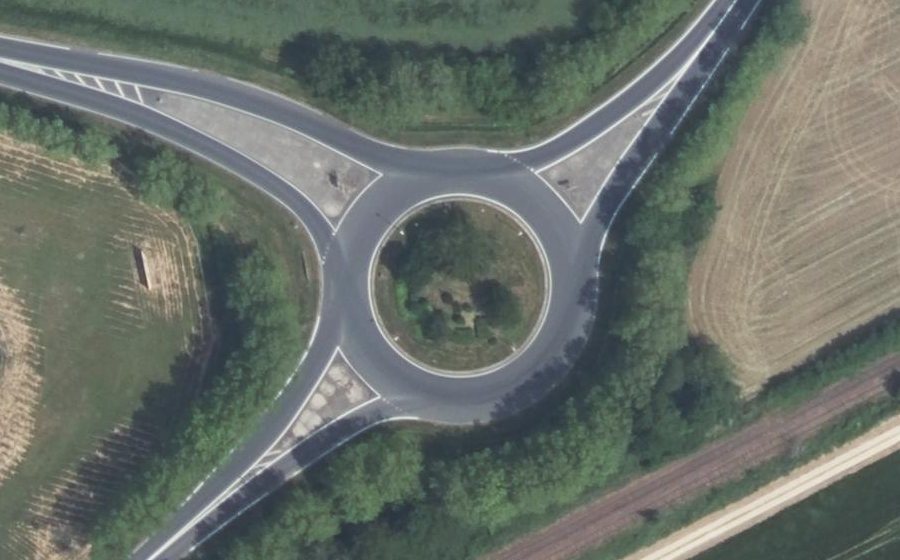 Vue aérienne du Rond-point anonyme n°45316290