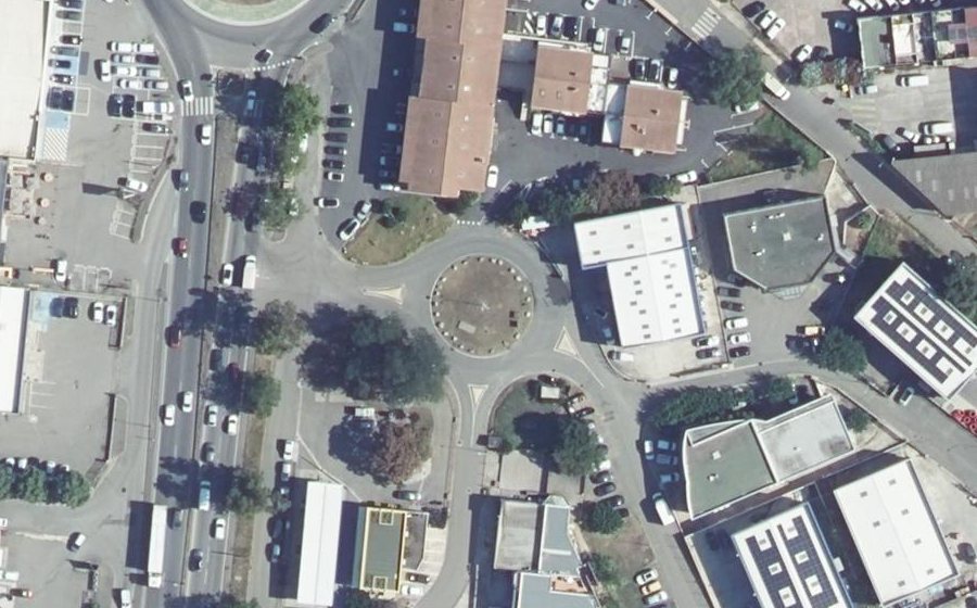Vue aérienne du Rond-point anonyme n°453495730