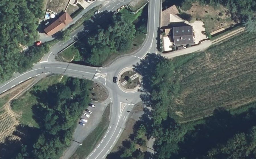 Vue aérienne du Rond-point anonyme n°45352866