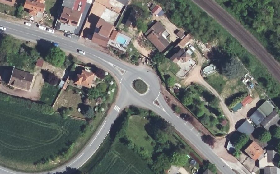 Vue aérienne du Rond-point anonyme n°45356324