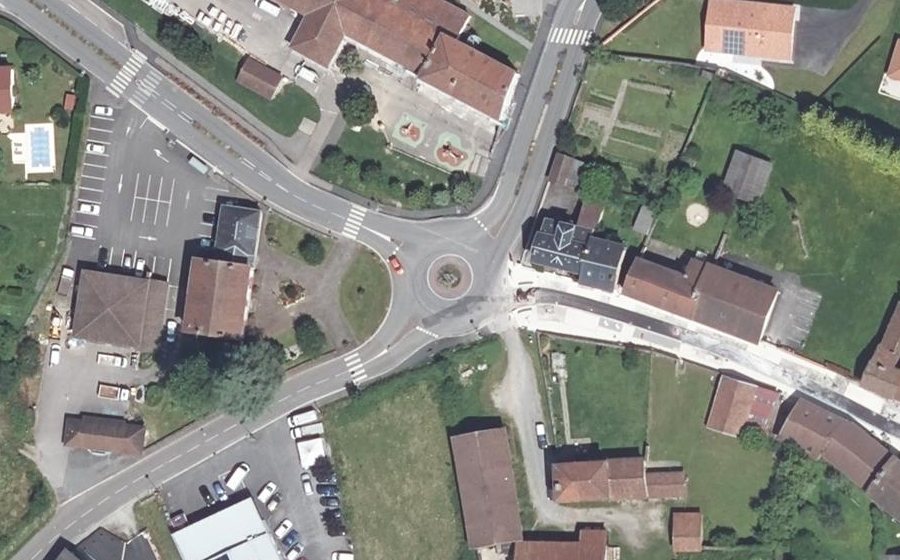 Vue aérienne du Rond-point anonyme n°45357122