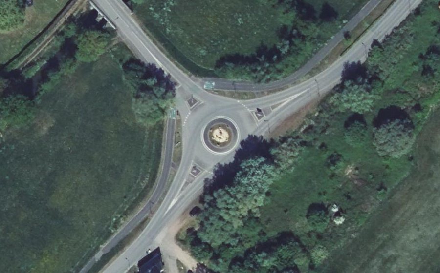 Vue aérienne du Rond-point anonyme n°453831079