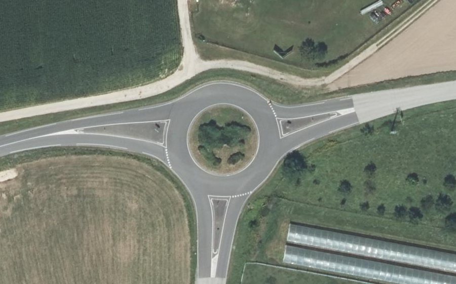 Vue aérienne du Rond-point anonyme n°45391357