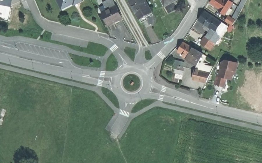 Vue aérienne du Rond-point anonyme n°45391497