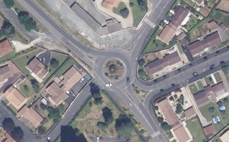Vue aérienne du Rond-point anonyme n°45398701