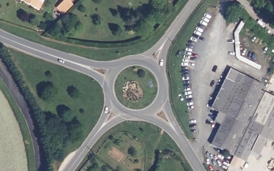 Vue aérienne du Rond-point anonyme n°45398708