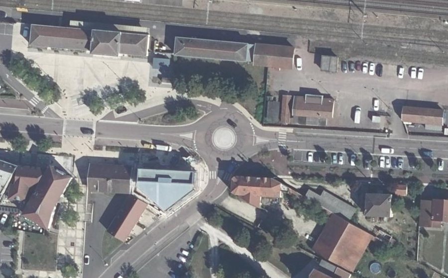 Vue aérienne du Rond-point anonyme n°454056912