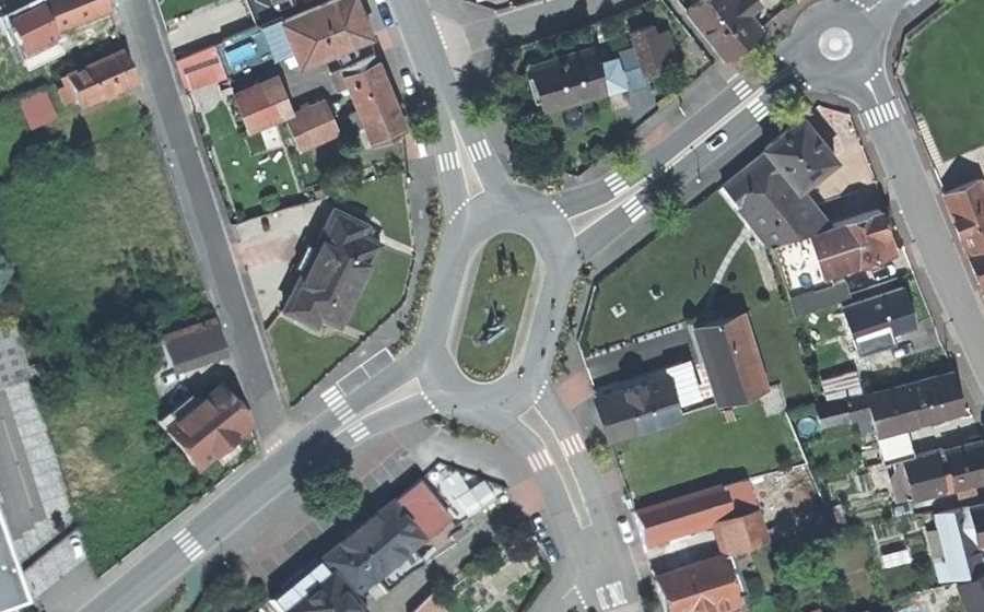 Vue aérienne du Rond-point anonyme n°454069901