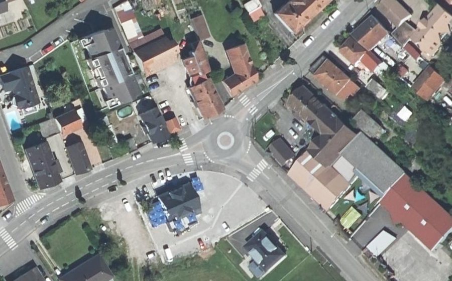 Vue aérienne du Rond-point anonyme n°454069912