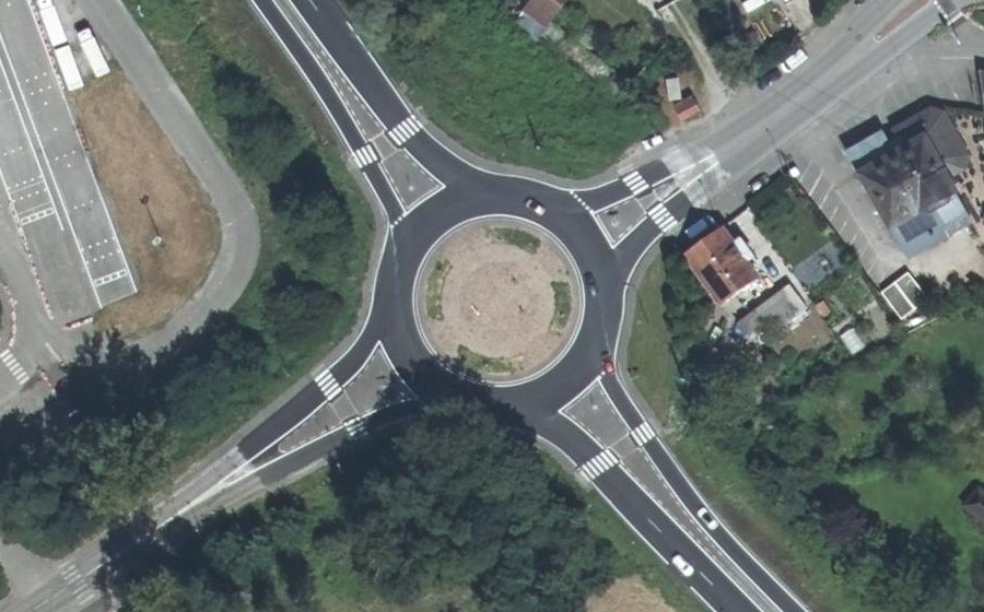 Vue aérienne du Rond-point anonyme n°454069960