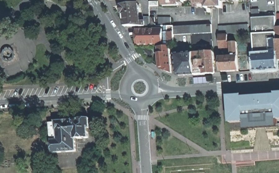 Vue aérienne du Rond-point anonyme n°454069997