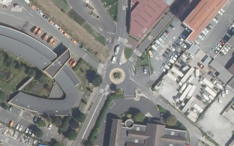 Vue aérienne du Rond-point anonyme n°454071588