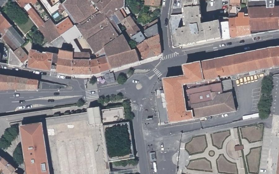 Vue aérienne du Rond-point anonyme n°454077405
