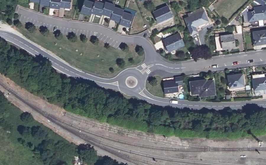 Vue aérienne du Rond-point anonyme n°45428074
