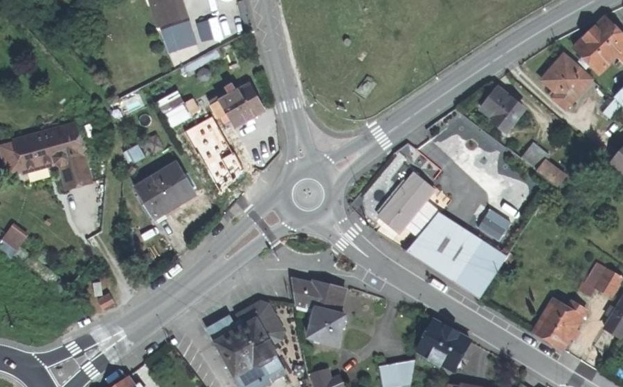 Vue aérienne du Rond-point anonyme n°454308933