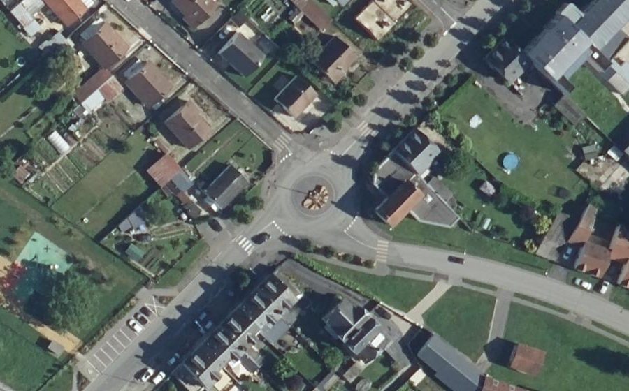 Vue aérienne du Rond-point anonyme n°454319550