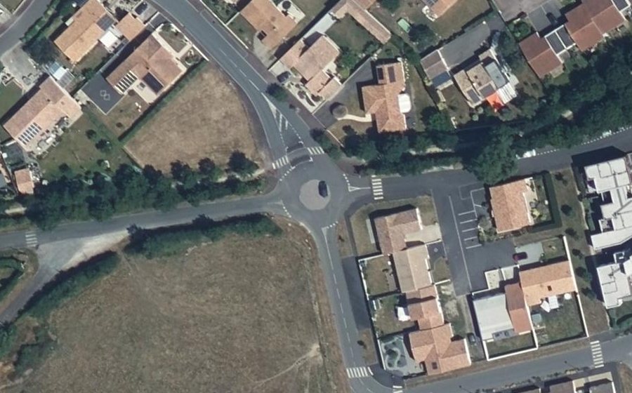 Vue aérienne du Rond-point anonyme n°454437251