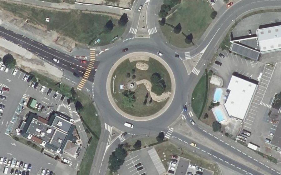 Vue aérienne du Rond-point anonyme n°4545110