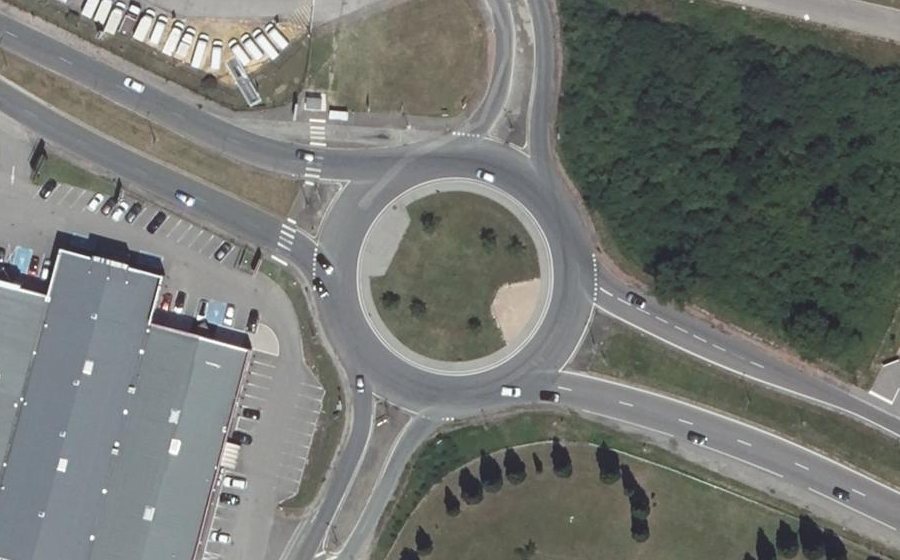 Vue aérienne du Rond-point anonyme n°4545112
