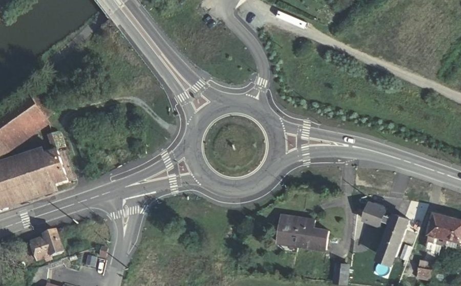 Vue aérienne du Rond-point anonyme n°454619110